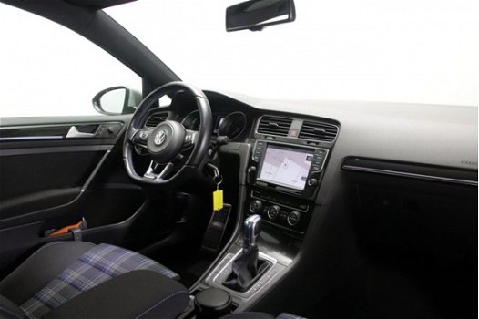 Volkswagen Golf - 1.4 TSI 204pk GTE DSG Navigatie Parkeersensoren LED Sportstuur - 1