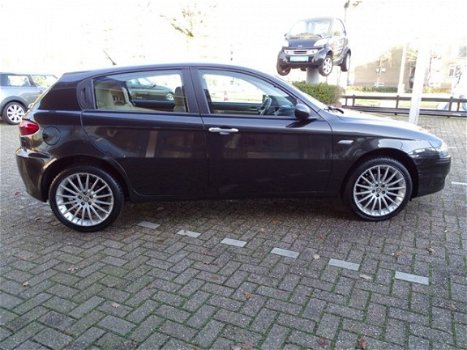 Alfa Romeo 147 - 1.6 T.SPARK 16V Distinctive Leder NAP Nw. D-Riem - 1