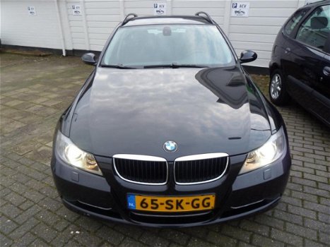 BMW 3-serie Touring - 320i High Executive Nieuwstaat, met airco, mooie ruime gezinsauto waar u nog j - 1