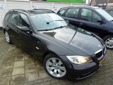 BMW 3-serie Touring - 320i High Executive Nieuwstaat, met airco, mooie ruime gezinsauto waar u nog j - 1