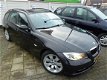 BMW 3-serie Touring - 320i High Executive Nieuwstaat, met airco, mooie ruime gezinsauto waar u nog j - 1 - Thumbnail