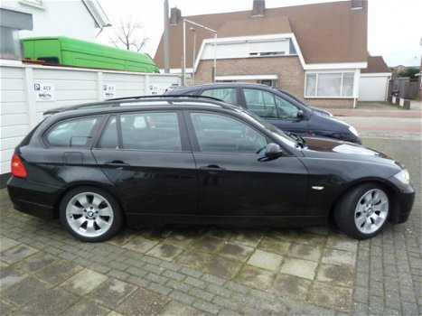 BMW 3-serie Touring - 320i High Executive Nieuwstaat, met airco, mooie ruime gezinsauto waar u nog j - 1