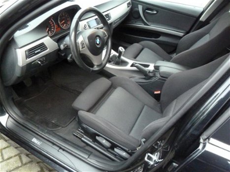BMW 3-serie Touring - 320i High Executive Nieuwstaat, met airco, mooie ruime gezinsauto waar u nog j - 1