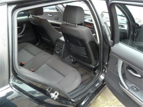 BMW 3-serie Touring - 320i High Executive Nieuwstaat, met airco, mooie ruime gezinsauto waar u nog j - 1