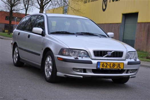 Volvo V40 - 2.0 Europa Elegance AUTOMAAT AIRCO/CRUISE/STOELVERWARMING - 1