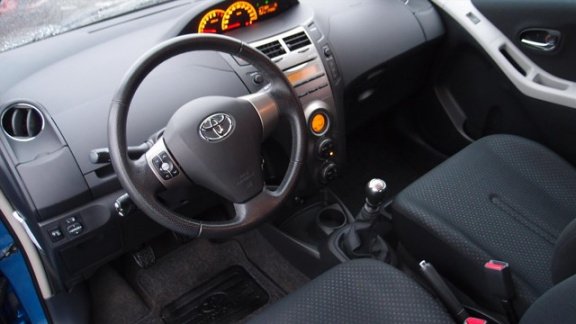 Toyota Yaris - 1.3 VVT-i CLIMA CRUISE TREKHAAK 6-SPEED - 1