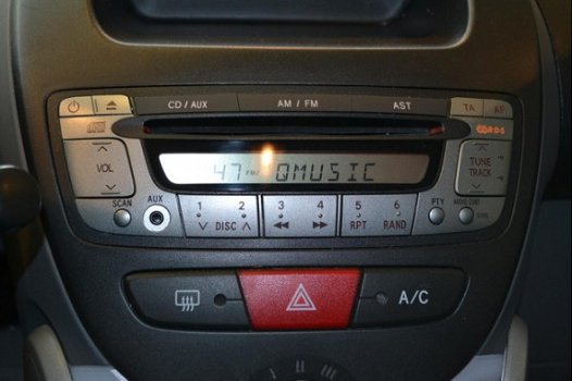 Peugeot 107 - XS 5DRS 1.0 AIRCO/RADIO CD - 1