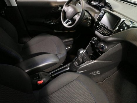 Peugeot 208 - 1.2 82 pk Signature | Parkeersensoren achter | Armsteun | Navigatie | - 1
