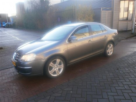 Volkswagen Jetta - 1.9 TDI Comfortline - 1