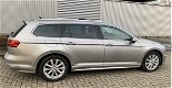 Volkswagen Passat Variant - 2.0 TDI R-Line Led/Navigatie/Trekhaak/Panoramadak/175PK Top-staat 1e eig - 1 - Thumbnail
