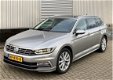 Volkswagen Passat Variant - 2.0 TDI R-Line Led/Navigatie/Trekhaak/Panoramadak/175PK Top-staat 1e eig - 1 - Thumbnail