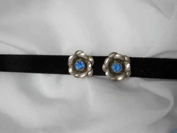 Zilveren oorbellen bloem met blauwe kristal rijnsteen 1.6 cm schroefmodel. - nr. 1