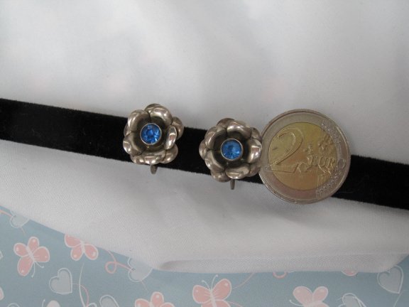 Zilveren oorbellen bloem met blauwe kristal rijnsteen 1.6 cm schroefmodel. - Afbeelding 2