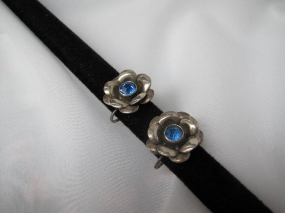 Zilveren oorbellen bloem met blauwe kristal rijnsteen 1.6 cm schroefmodel. - Afbeelding 3