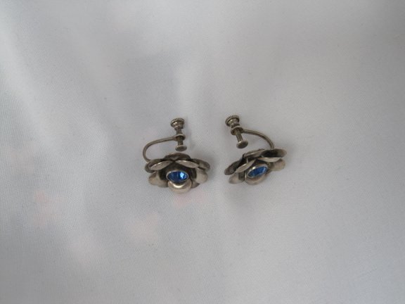 Zilveren oorbellen bloem met blauwe kristal rijnsteen 1.6 cm schroefmodel. - Afbeelding 4