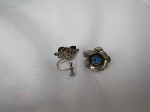 Zilveren oorbellen bloem met blauwe kristal rijnsteen 1.6 cm schroefmodel. - Afbeelding 7
