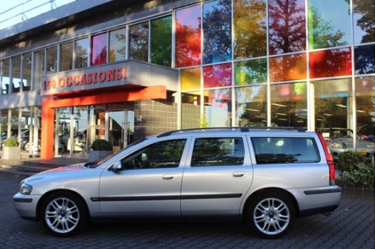 Volvo V70 - 2.4 D5 164PK AUTOMAAT * YOUNGTIMER * / SCHUIFDAK / LEDER / AIRCO-ECC / CRUISE CTR. / MEM - 1