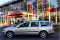 Volvo V70 - 2.4 D5 164PK AUTOMAAT * YOUNGTIMER * / SCHUIFDAK / LEDER / AIRCO-ECC / CRUISE CTR. / MEM - 1 - Thumbnail