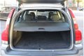 Volvo V70 - 2.4 D5 164PK AUTOMAAT * YOUNGTIMER * / SCHUIFDAK / LEDER / AIRCO-ECC / CRUISE CTR. / MEM - 1 - Thumbnail