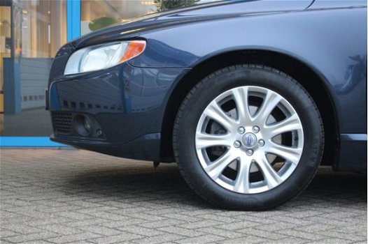 Volvo V70 - 2.0T Momentum Leder - Navi - Trekhaak - 1