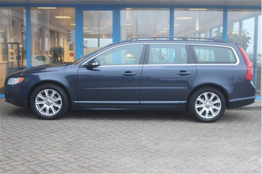 Volvo V70 - 2.0T Momentum Leder - Navi - Trekhaak - 1