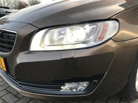 Volvo V70 - 2.0 D3 Summum xenon leder standkachel stoelverwarming pdc navigatie - 1