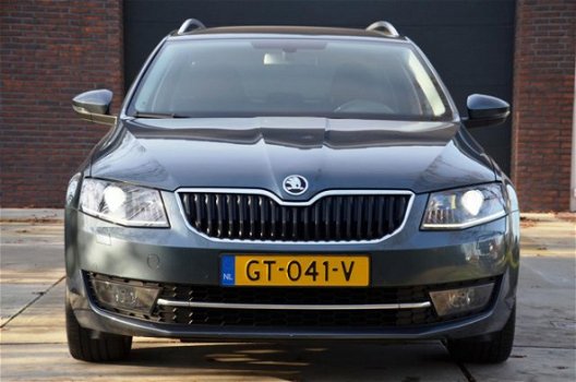 Skoda Octavia Combi - 1.6 TDI Greentech Style Businessline Automaat/Xenon/Pdc/Ecc/Navi/Stoelverwarmi - 1