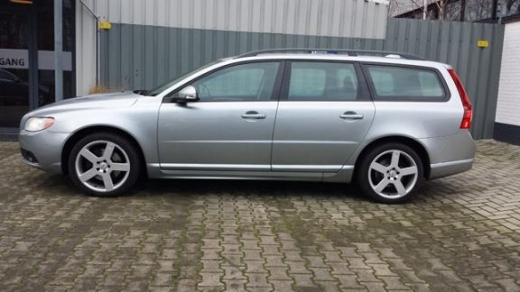 Volvo V70 - 2.4D MOMENTUM - 1