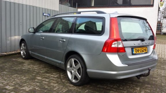 Volvo V70 - 2.4D MOMENTUM - 1