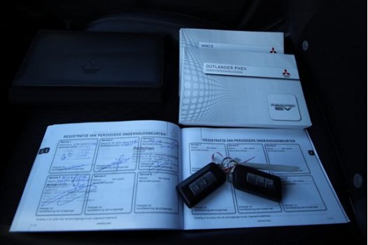 Mitsubishi Outlander - 2.0 PHEV Executive Edition €14.045ex Trekhaak, Dealer O.H. Navi - 1