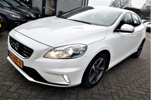 Volvo V40 - 2.0 D Summmum R-Design | Leder/Alcantara | Trekhaak | Xenon | Navigatie | NAP | 1e eig | - 1