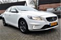 Volvo V40 - 2.0 D Summmum R-Design | Leder/Alcantara | Trekhaak | Xenon | Navigatie | NAP | 1e eig | - 1 - Thumbnail