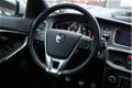 Volvo V40 - 2.0 D Summmum R-Design | Leder/Alcantara | Trekhaak | Xenon | Navigatie | NAP | 1e eig | - 1 - Thumbnail