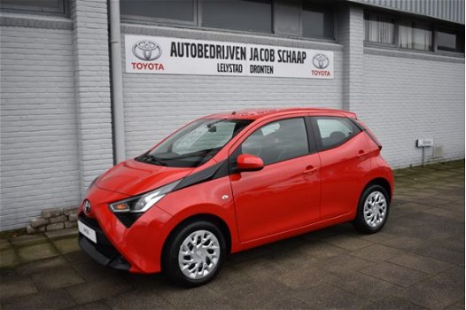 Toyota Aygo - 1.0 VVT-i x-play 73pk Handgeschakeld | Parkeerhulpcamera | Airco | Start/stop systeem - 1