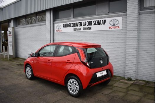 Toyota Aygo - 1.0 VVT-i x-play 73pk Handgeschakeld | Parkeerhulpcamera | Airco | Start/stop systeem - 1