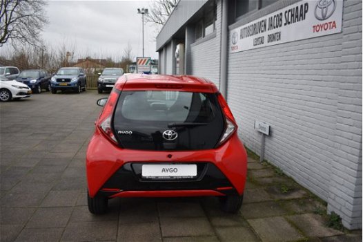 Toyota Aygo - 1.0 VVT-i x-play 73pk Handgeschakeld | Parkeerhulpcamera | Airco | Start/stop systeem - 1