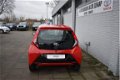 Toyota Aygo - 1.0 VVT-i x-play 73pk Handgeschakeld | Parkeerhulpcamera | Airco | Start/stop systeem - 1 - Thumbnail