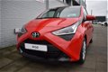 Toyota Aygo - 1.0 VVT-i x-play 73pk Handgeschakeld | Parkeerhulpcamera | Airco | Start/stop systeem - 1 - Thumbnail