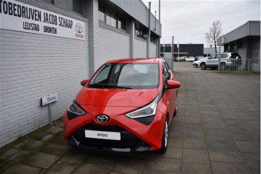 Toyota Aygo - 1.0 VVT-i x-play 73pk Handgeschakeld | Parkeerhulpcamera | Airco | Start/stop systeem - 1