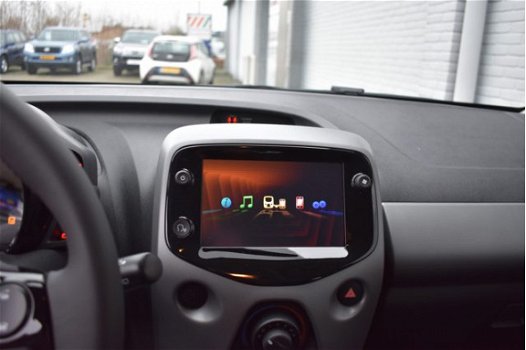 Toyota Aygo - 1.0 VVT-i x-play 73pk Handgeschakeld | Parkeerhulpcamera | Airco | Start/stop systeem - 1