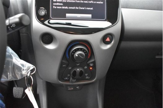 Toyota Aygo - 1.0 VVT-i x-play 73pk Handgeschakeld | Parkeerhulpcamera | Airco | Start/stop systeem - 1