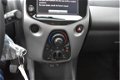 Toyota Aygo - 1.0 VVT-i x-play 73pk Handgeschakeld | Parkeerhulpcamera | Airco | Start/stop systeem - 1 - Thumbnail