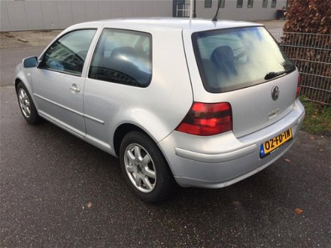 Volkswagen Golf - 1.6 Highline - 1