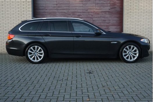 BMW 5-serie Touring - 520d High Executive Xenon, Elektrische trekhaak, M-sportstuur, Panoramadak, Gr - 1