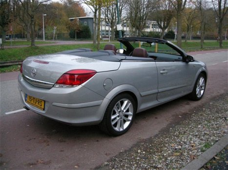 Opel Astra TwinTop - 1.8 Cosmo NIEUWSTAAT SCHITTEREND MOOI LEDER en zeer goed met N.A.P BOM VOL AIRC - 1