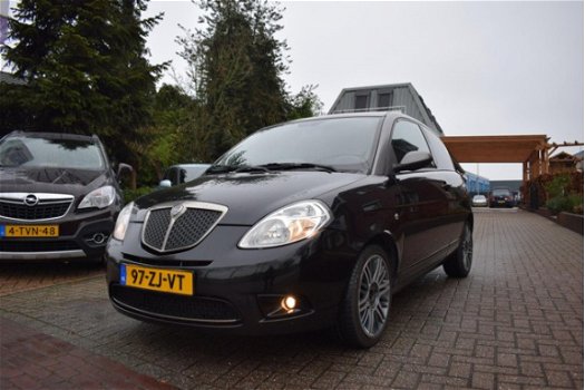 Lancia Y(psilon) - 1.4-16V Sport Momo Design AIRCO/STUURBEKR/PDC/6 BAK/NETTE STAAT - 1