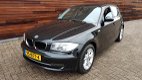 BMW 1-serie - 116i Business Line zwart mettalic - 1 - Thumbnail