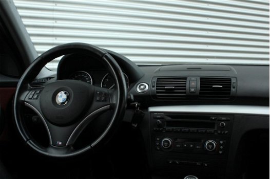 BMW 1-serie - 120i High Executive / XENON / STOELVERWARMING / PDC V+A / SPORT-PAKKET - 1