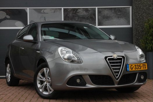 Alfa Romeo Giulietta - 1.4 T Distinctive 170 PK XENON / NAVI / Clima / CRUISE / AFNB TREKHAAK - 1