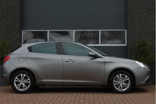 Alfa Romeo Giulietta - 1.4 T Distinctive 170 PK XENON / NAVI / Clima / CRUISE / AFNB TREKHAAK - 1